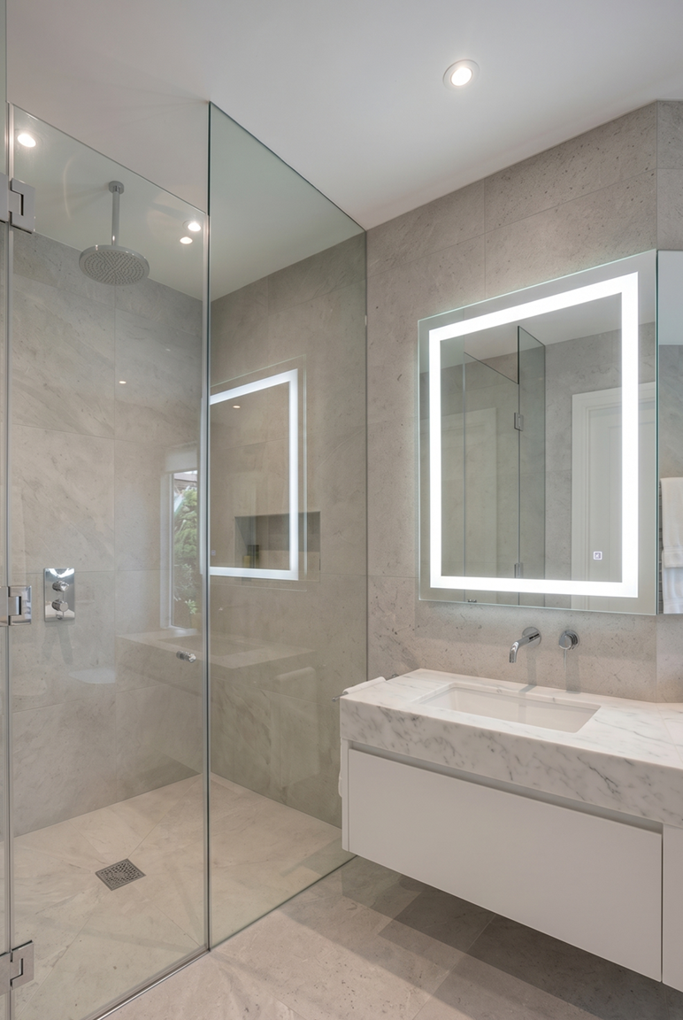 Espejo LED 90x70 cm con Luz de Contorno Täumm en un baño