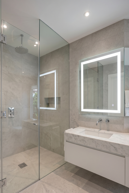 Espejo LED 90x70 cm con Luz de Contorno Täumm en un baño